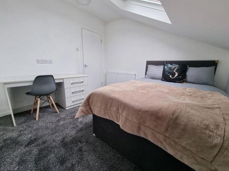 4 bedroom flat to rent - Photo 5