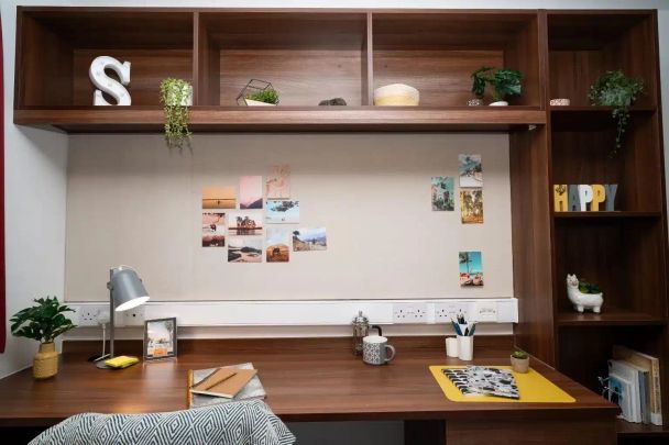 Large Double Ensuite - Photo 1