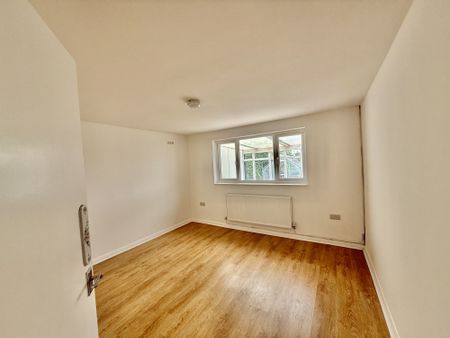 To Rent – Property Options Estate Agents Traditional two-bedroom detached bungalow in a sought-after cul-de-sac. Features private enclosed garden, Council Tax Band C, EPC D. viewing is essential. - Photo 2