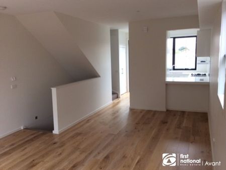 Stylish and Convenient double storey townhouse! - Photo 3