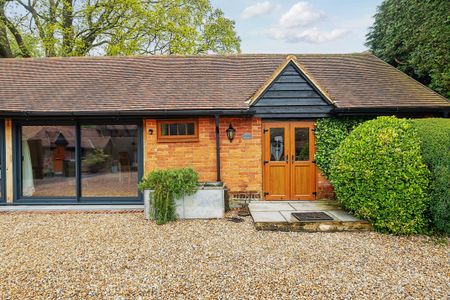Kerves Lane, Horsham, RH13 maisonette to rent - Photo 2