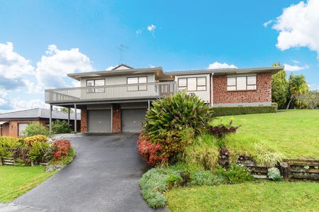Large family home including huge rumpus room downstairs with bathroom and access - Photo 4