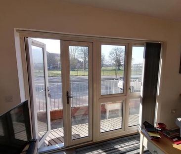 2 bedroom Flat To Let - Photo 2