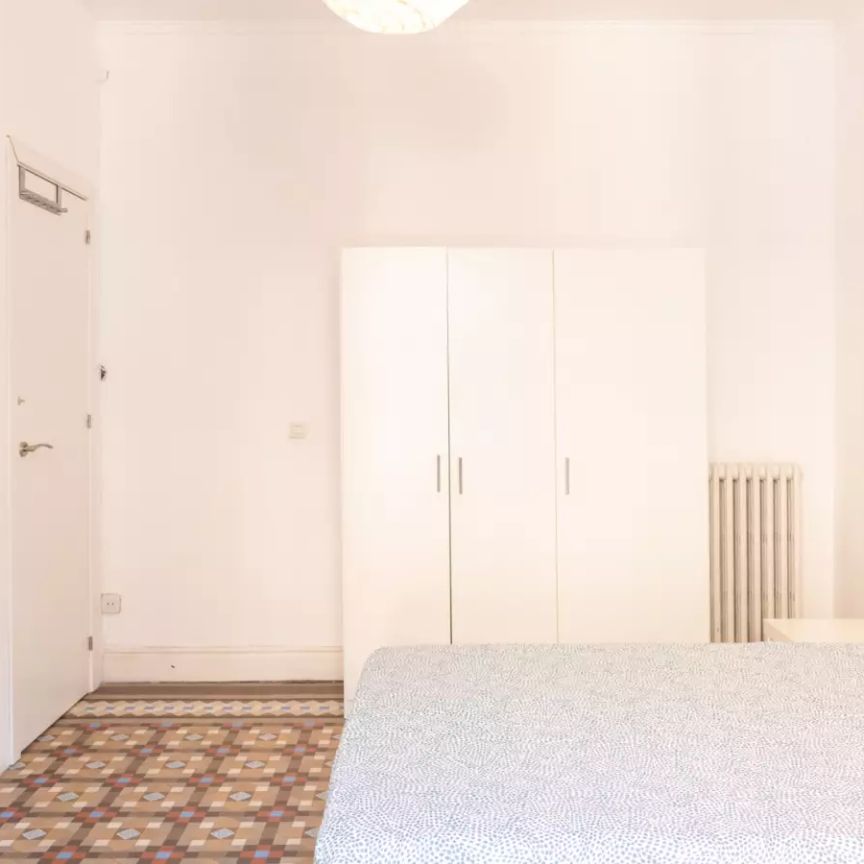 Room in a shared 12-bedroom apartment for rent in Sol, perfect for professionals and students - Photo 1