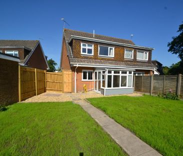 3 bedroom semi-detached house to rent - Photo 3