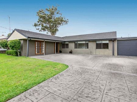 Modern Family Home with Airconditioning and Gas Cooking! - Photo 5