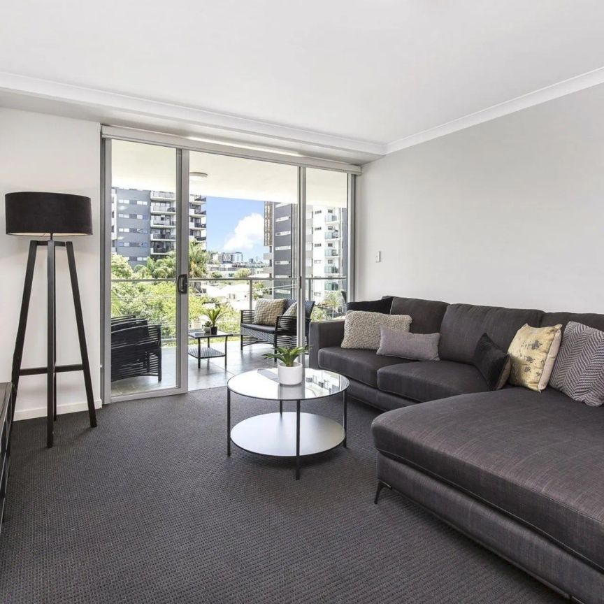 Light-Filled 2-Bedroom Apartment with Balcony, Close to PA Hospital & CBD - Photo 1