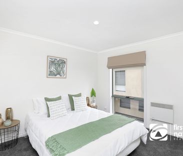 Stylish Three-Storey Townhouse in Prime Location! - Photo 5