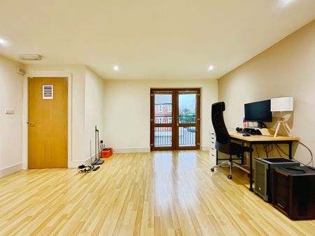 1 bedroom Apartment to let - Photo 2