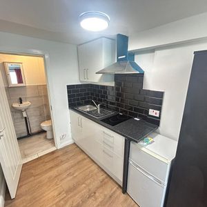 Caernarvon Close, Croydon, CR4 1 - Photo 2