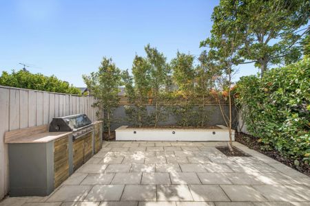 An easy-care retreat in a stylish townhouse - Photo 4