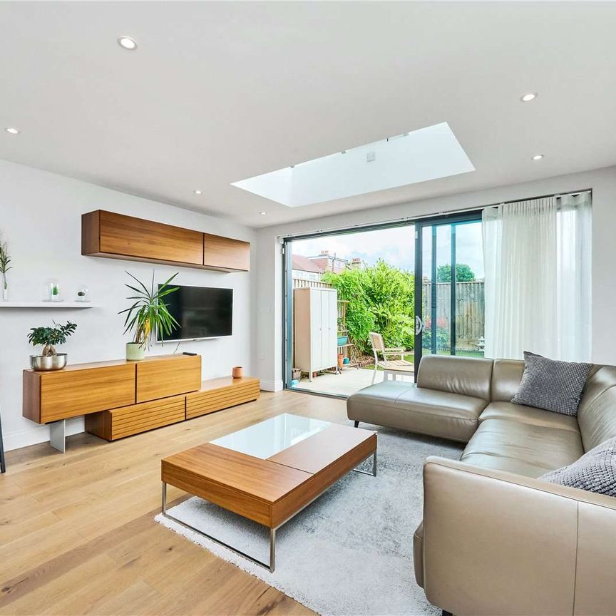 Bowling Green Mews, Wimbledon, London, SW20 8DJ - Photo 1