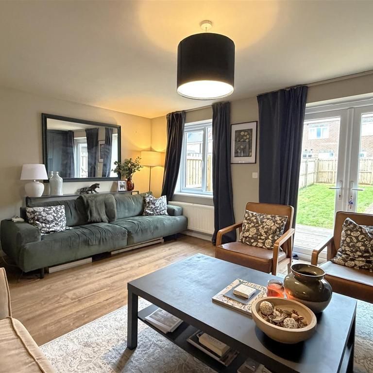 4 bedroom semi-detached house to rent - Photo 1