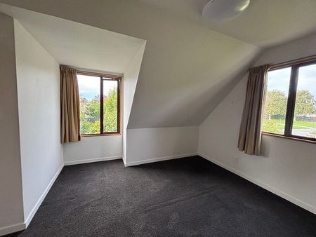 Private family home in Burnside High zone - Photo 2