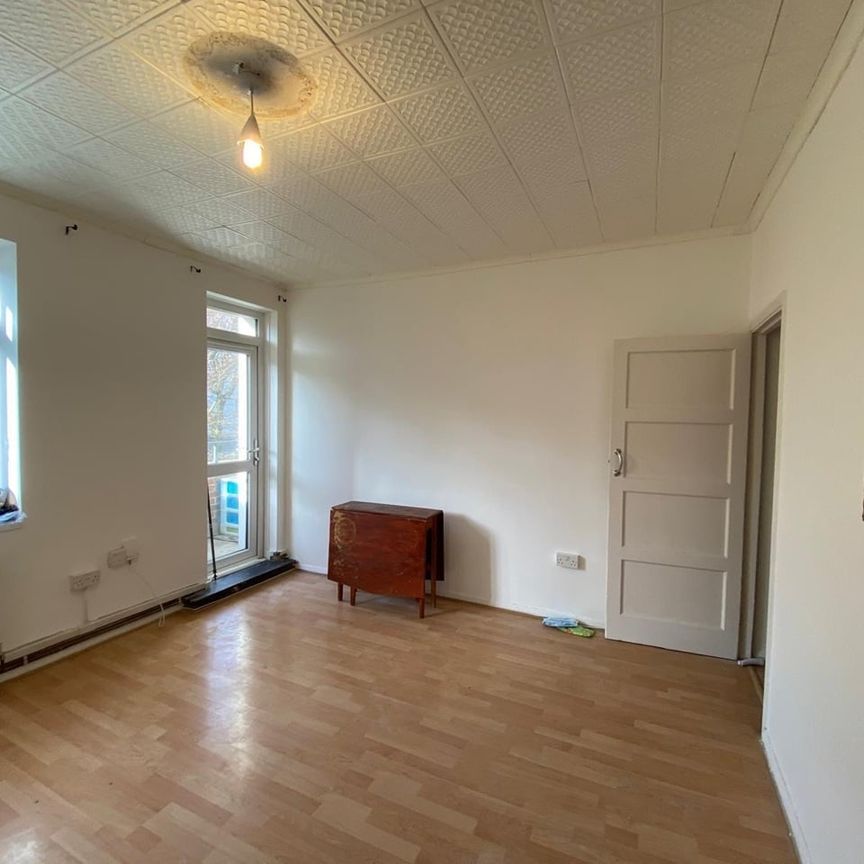 3 Bed Flat, Shirley House Drive, SE7 - Photo 1