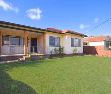 Well Presented Family Home!! - Photo 1