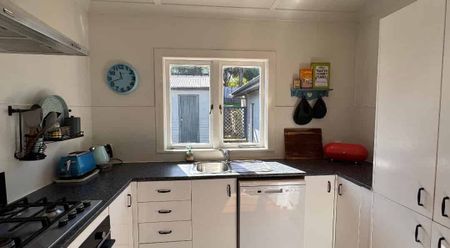 FULLY FURNISHED & SELF CONTAINED Central home - Photo 3