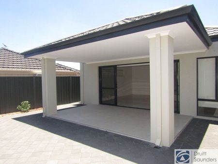 STUNNING & SPACIOUS - Photo 2