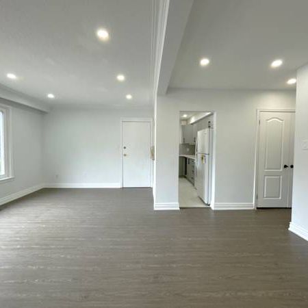 72 EDINBOROUGH CRT., 1ST FL - RENOVATED, 3BR/1BATH, PARKING - Photo 3