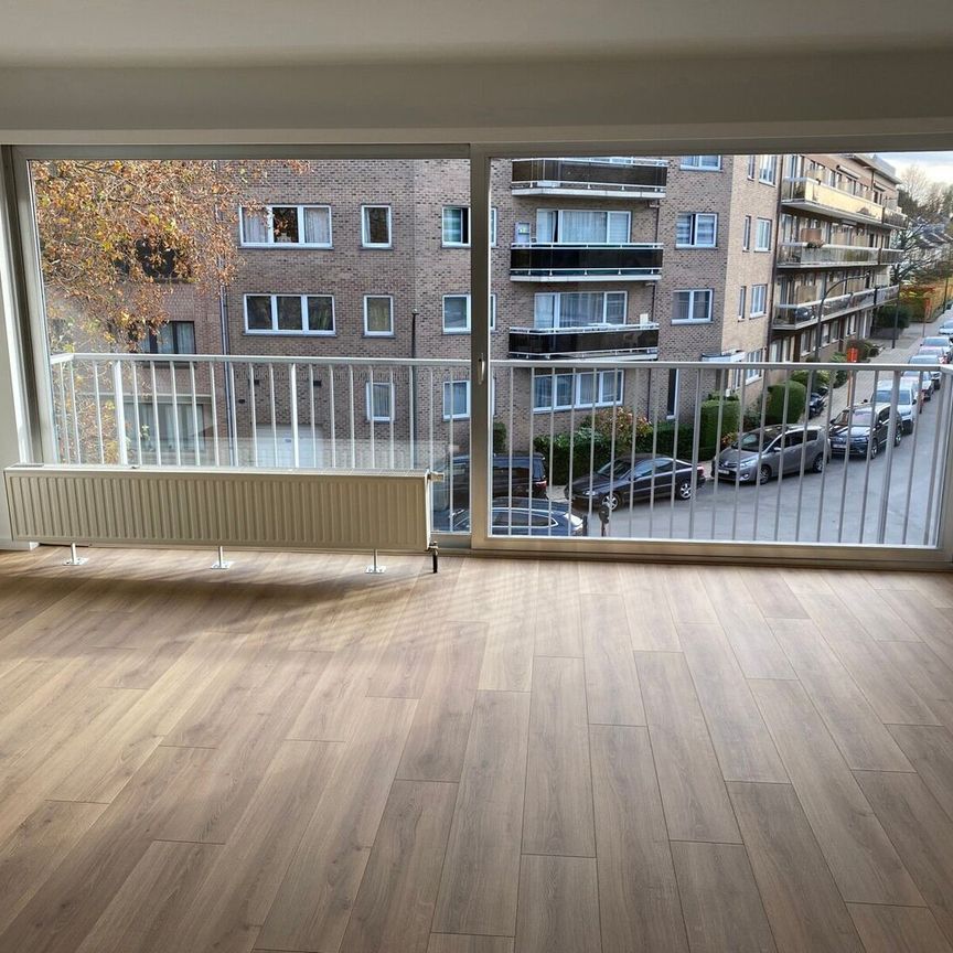 Volledig gerenoveerd appartement op de 2de verdieping met autostaanplaats, ideaal gelegen in een rustige straat in het centrum van Kraainem. - Foto 1