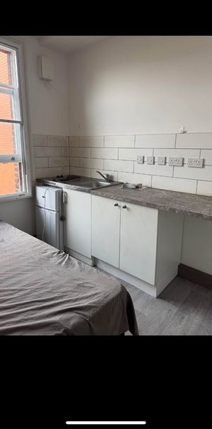 Studio Flat, Rothesay Road, LU1 - Photo 1