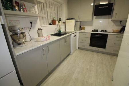 3 bedroom flat to rent - Photo 5