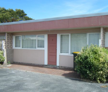 Affordable, Self-Contained Unit - Photo 4