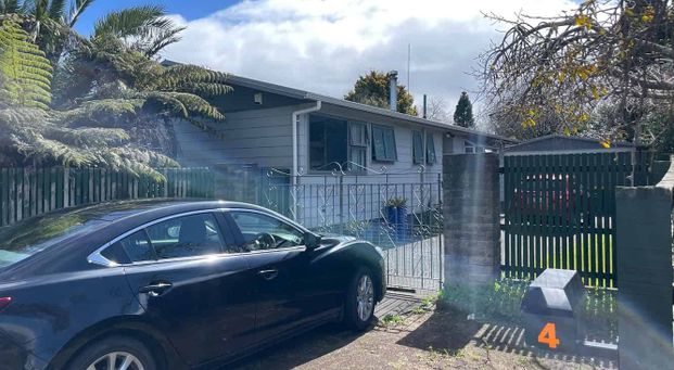 Tidy 3 Bedroom 1 Bathroom House - Pet Friendly - Photo 1
