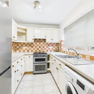 Inglewood Avenue, Camberley Inglewood Avenue, Camberley - Photo 2