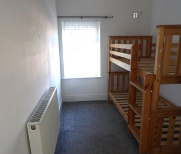 3 bedroom end of terrace house to rent - Photo 3