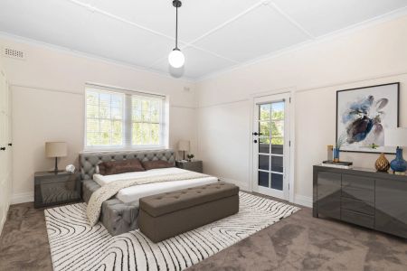 Charming and Completely Renovated Townhouse in a Sought-After Location - Photo 2