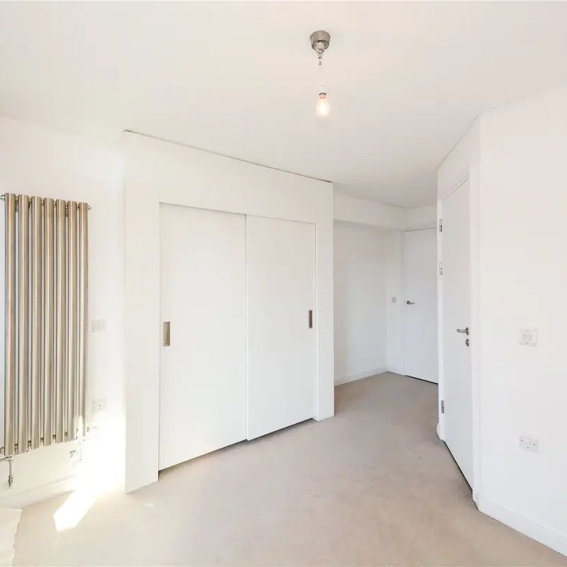 2 bedroom flat in London - Photo 1