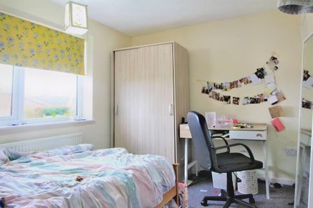 4 bedroom semi-detached house to rent - Photo 2