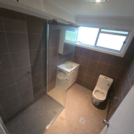 Freshly painted with new kitchen and bathroom - Photo 4