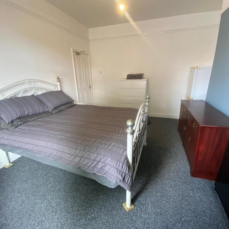 1 bedroom in a house share to rent - Photo 1