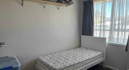 Delightful 3 Bedroom Home - Photo 2