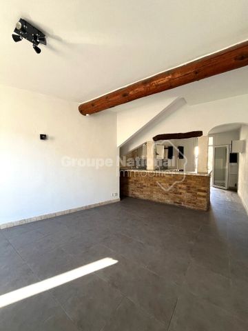 A LOUER - CHATEAURENARD - Maison de ville avec 3 chambres, bureau et cour privée, - Photo 2