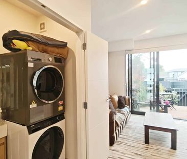 Modern Pet-Friendly Townhouse in a Prime Glenf... - Photo 5