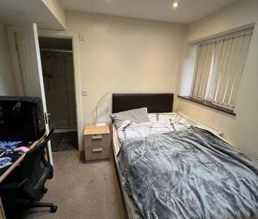 6 bedroom semi-detached house to rent - Photo 2