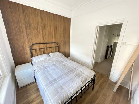 A charming furnished one-bedroom flat in the city center, close to Winchester train station. - Photo 4