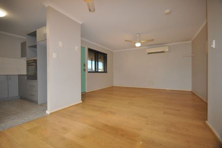 SPACIOUS, COSY & CLOSE TO EVERYTHING! - Photo 3