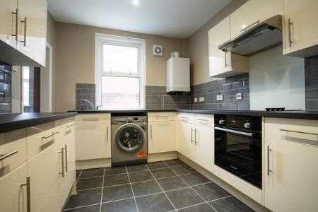 3 Bed Semi-Detached House, Hill Lane, SO15 - Photo 3