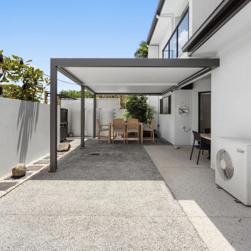 Fully Furnished Modern Town House! - Photo 1