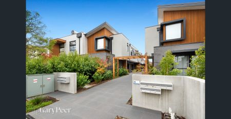 Modern Townhouse With Sunny Courtyard - Photo 3
