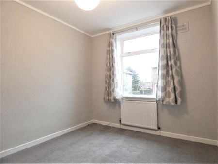 3 bedroom flat to rent - Photo 4