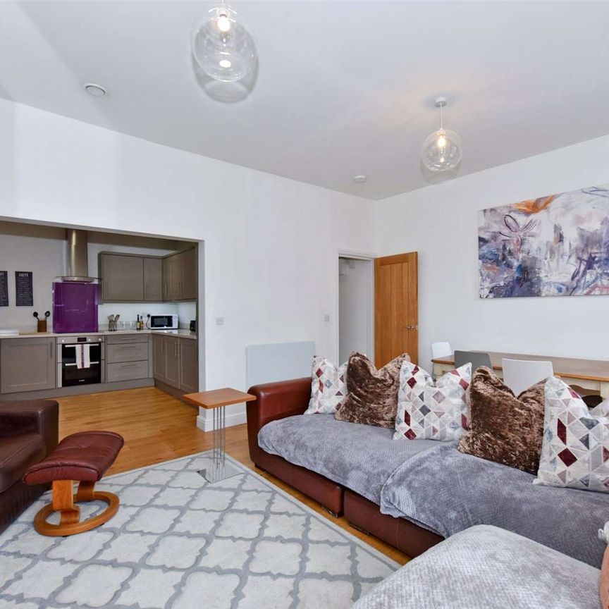 All inclusive short let. Beautifully designed duplex apartment in centre of Henley for short lets, from one week. All bills included. - Photo 1