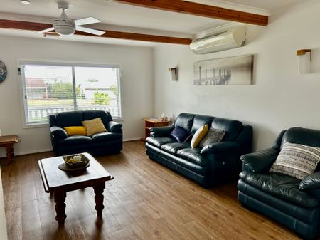 4 Bedrooms - 2 Bathroom - Located Opposite Beach - Fantastic Location - Photo 4