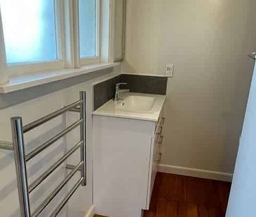 Sunny 1 bed home in Burwood - Photo 2