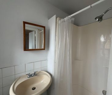 For Lease - 1020 Coxwell Avenue Unit# Upper, Toronto, Ontario - Photo 4