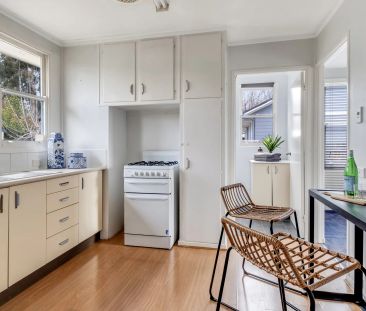 Charming Three-Bedroom Cottage in Quiet Narrabundah Street - Photo 6